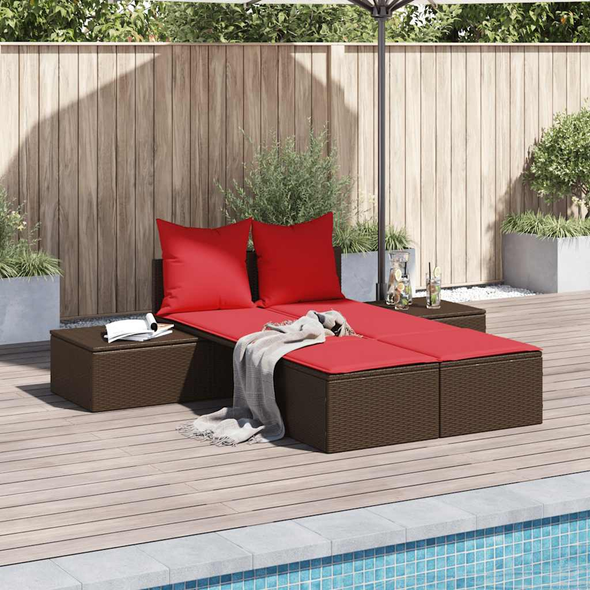 Eine Szene am Pool mit braunen Korbliegen, roten Kissen und Kissen. Eine Decke, Beistelltische und ein Sonnenschirm sind vorhanden.