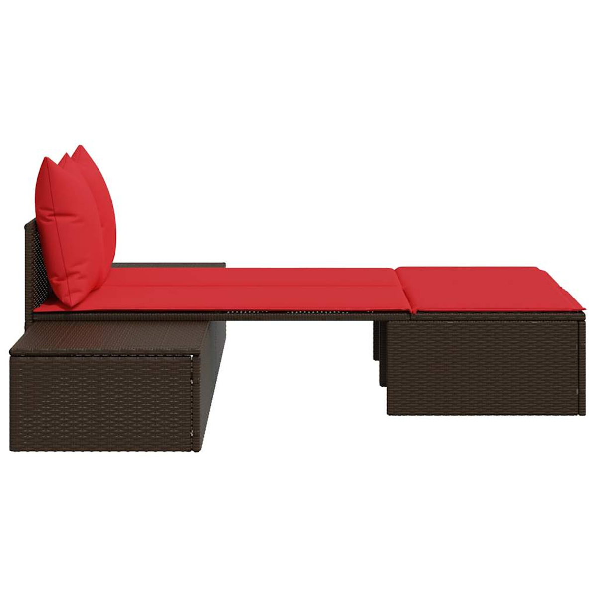 Ein braunes Outdoor-Sofa aus Korbgeflecht mit rotem Kissen und zwei roten Kissen ist auf weißem Hintergrund isoliert.