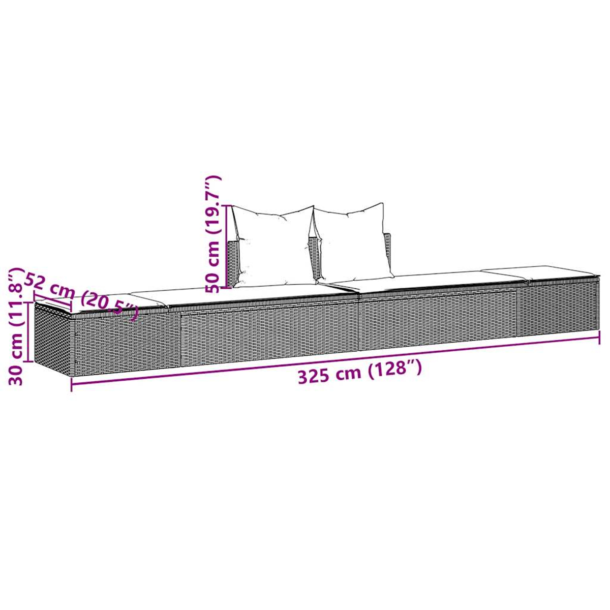 Ein langes Outdoor-Sofa im Korbstil mit zwei weißen Kissen und Abmessungen in Zentimetern und Zoll.