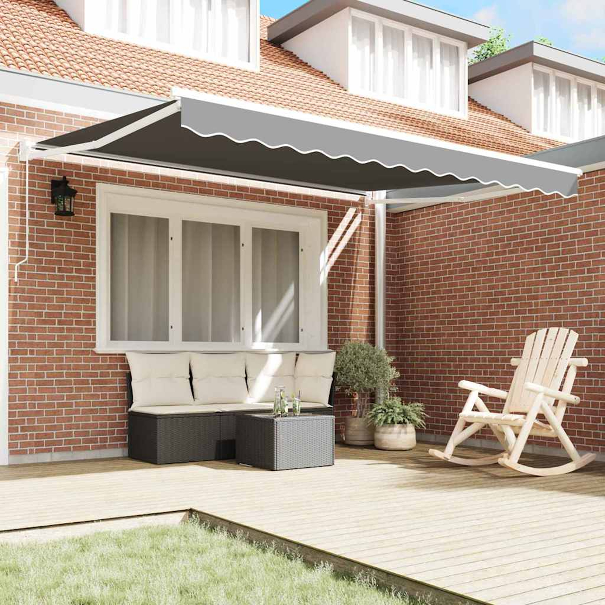 Ein graues Vordach erstreckt sich über eine Terrasse mit Sofa, Tisch und Schaukelstuhl vor einer Backsteinmauer und einem Haus.