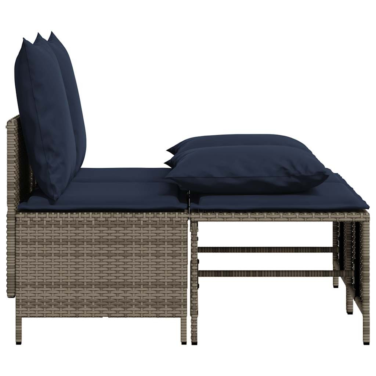 Outdoor-Ecksofa mit gewebtem grauen Rahmen. Es hat marineblaue Kissen.