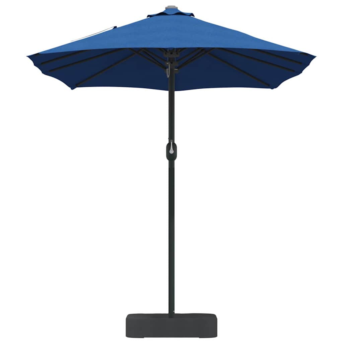 Un ombrellone blu è aperto. Ha un palo e una base neri. Lo sfondo è bianco.
