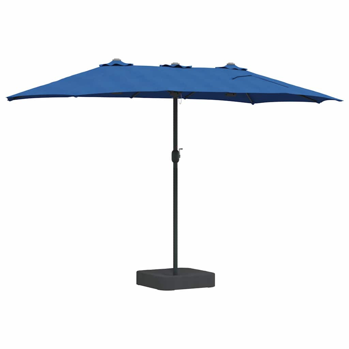 Un ombrellone da patio blu rettangolare. Ha un palo nero e una base quadrata grigio scuro. Lo sfondo è bianco.