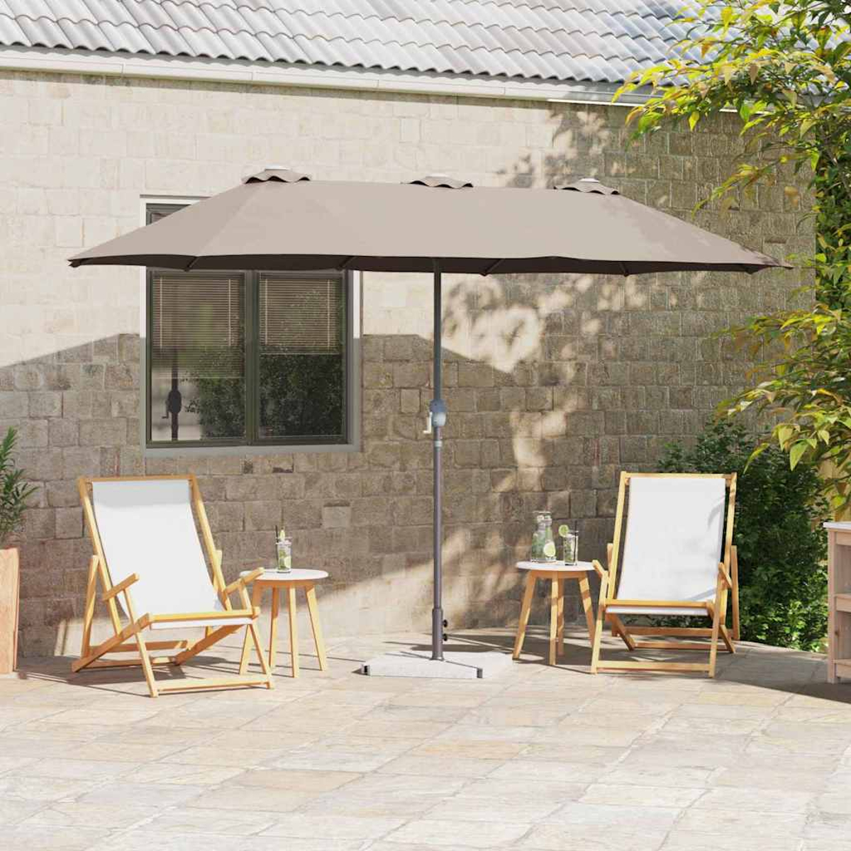 Una scena del patio con un grande ombrello, due sedie, tavolini con bevande. Lo sfondo presenta un muro di pietra e una finestra.
