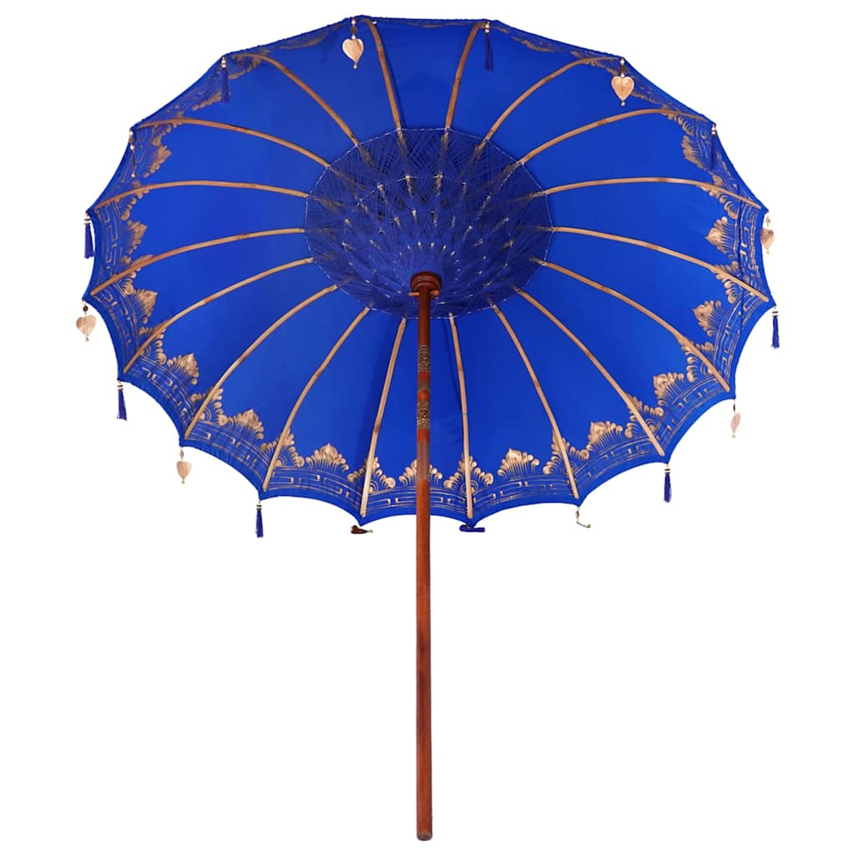 Un grande ombrello blu aperto con accenti dorati, manico in legno e nappe decorative su sfondo bianco.