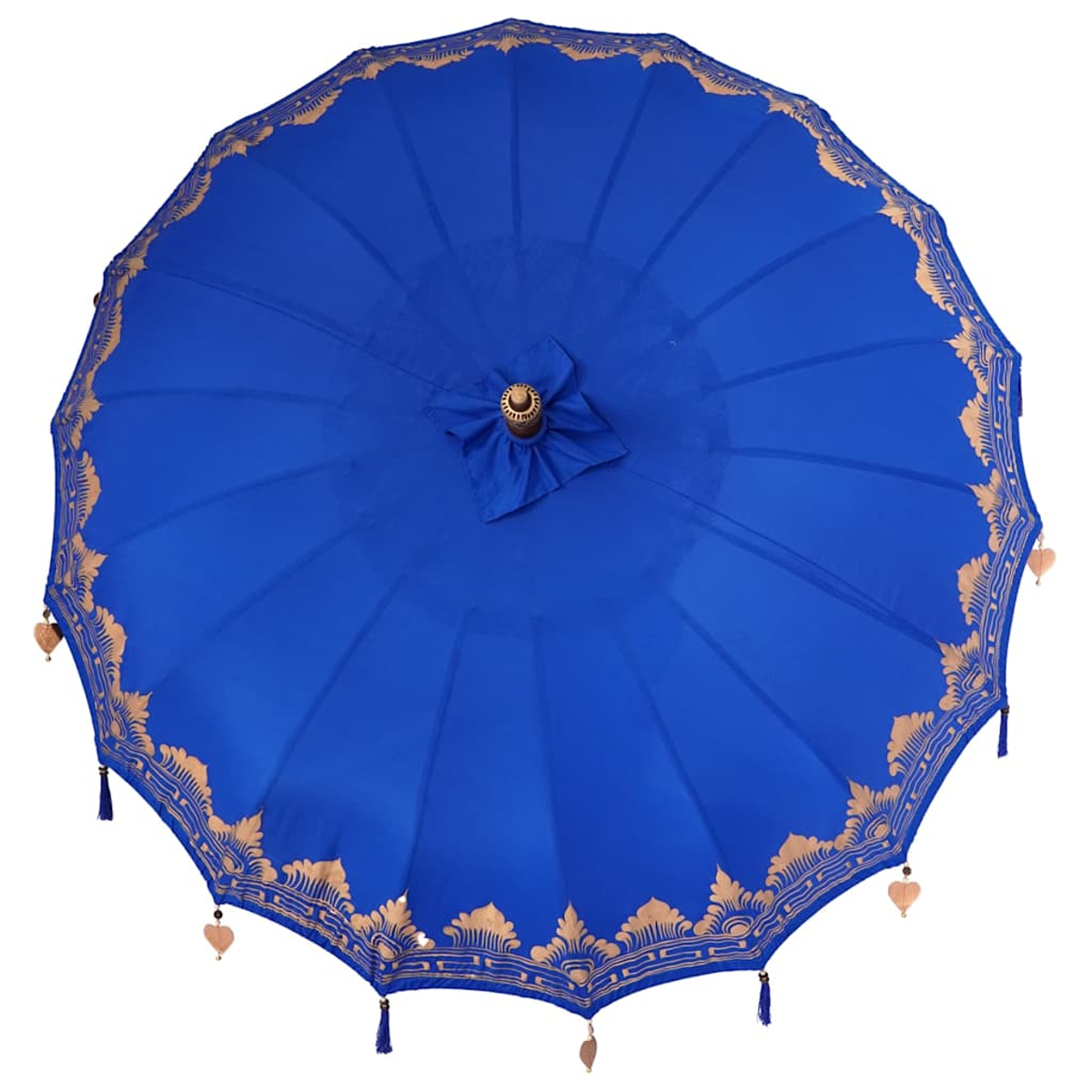Un parasole blu vibrante con bordi decorativi dorati e nappe. Il parasole è aperto, mostrando il suo design intricato.