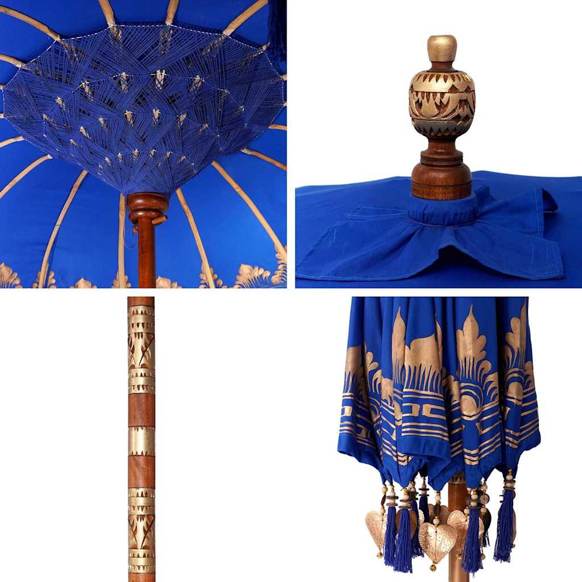 Ombrellone blu con intricati motivi dorati e nappe. Palo in legno con dettagli intagliati e una parte superiore decorativa. Il tessuto dell'ombrellone è blu.