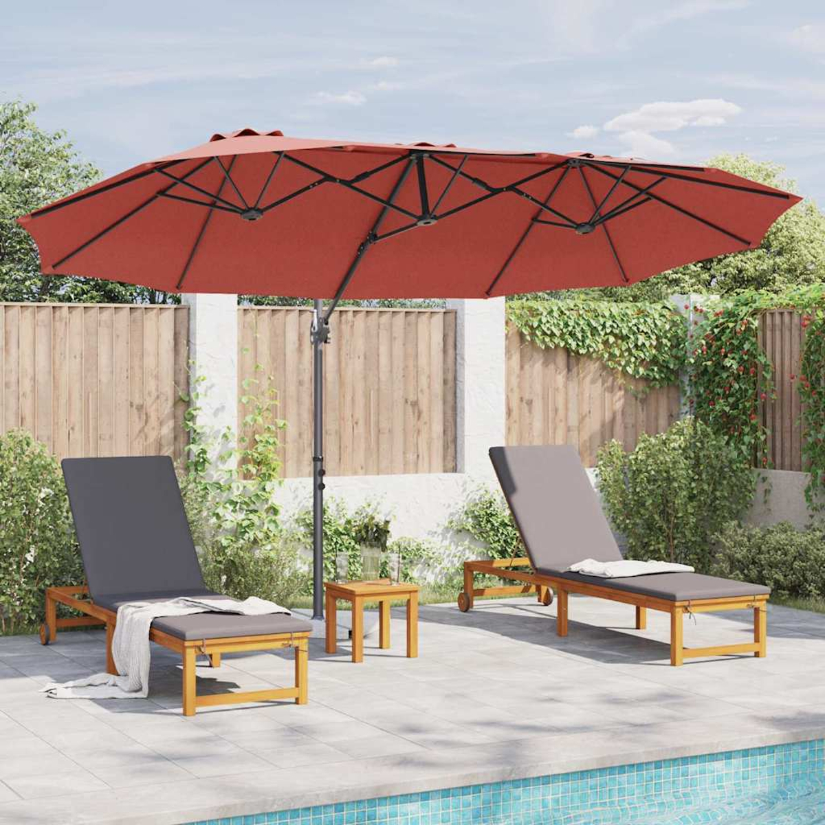 Una scena del patio con un ombrellone rosso, due sedie a sdraio, un tavolino e una piscina in primo piano con una recinzione sullo sfondo.