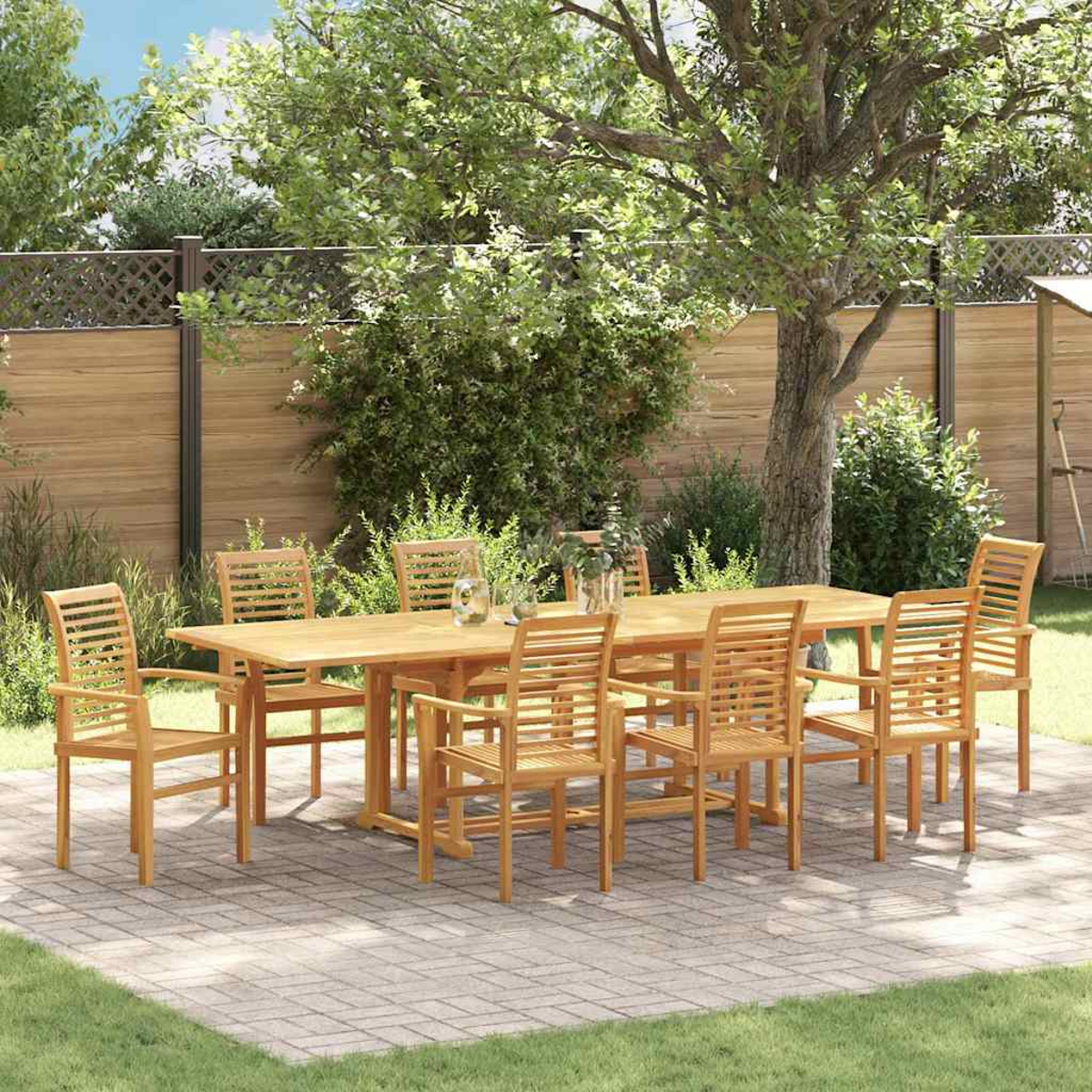 Ein Esszimmerset aus Holz mit acht Stühlen und einem rechteckigen Tisch steht auf einer Backsteinterrasse in einem Garten.