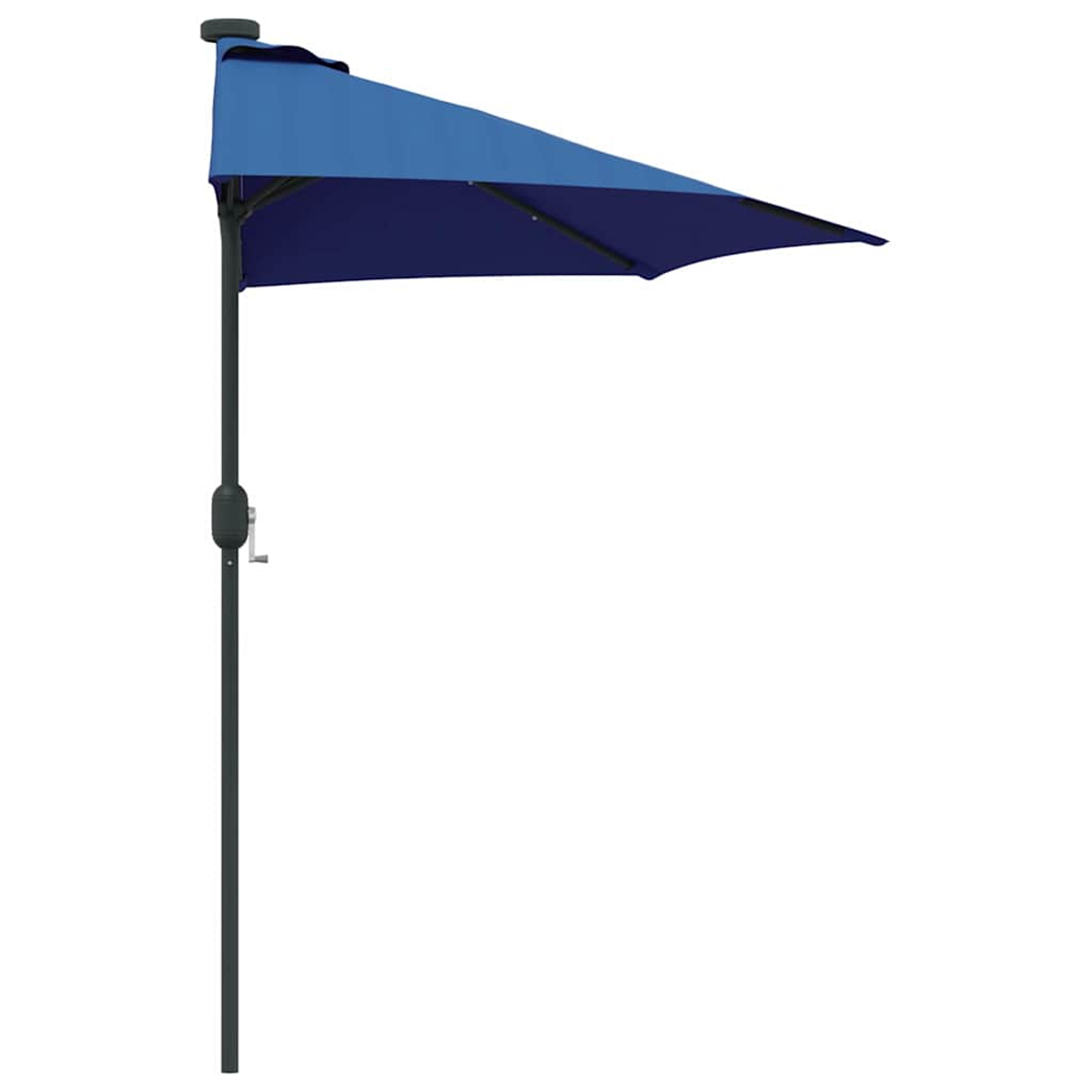 Un ombrellone blu è aperto. L'ombrellone è rettangolare e sostenuto da un palo grigio scuro. Lo sfondo è bianco.
