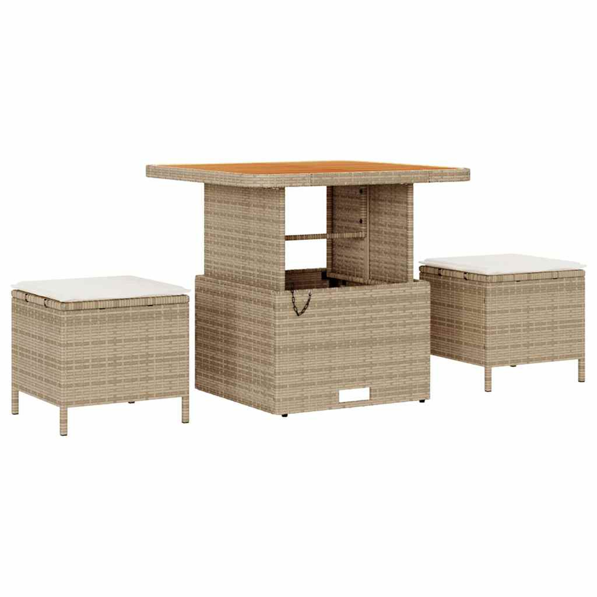 Ein Rattan-Gartenmöbel-Set mit Tisch und zwei Ottomanen, jeweils mit einem weißen Kissen. Der Tisch hat eine Holzplatte.
