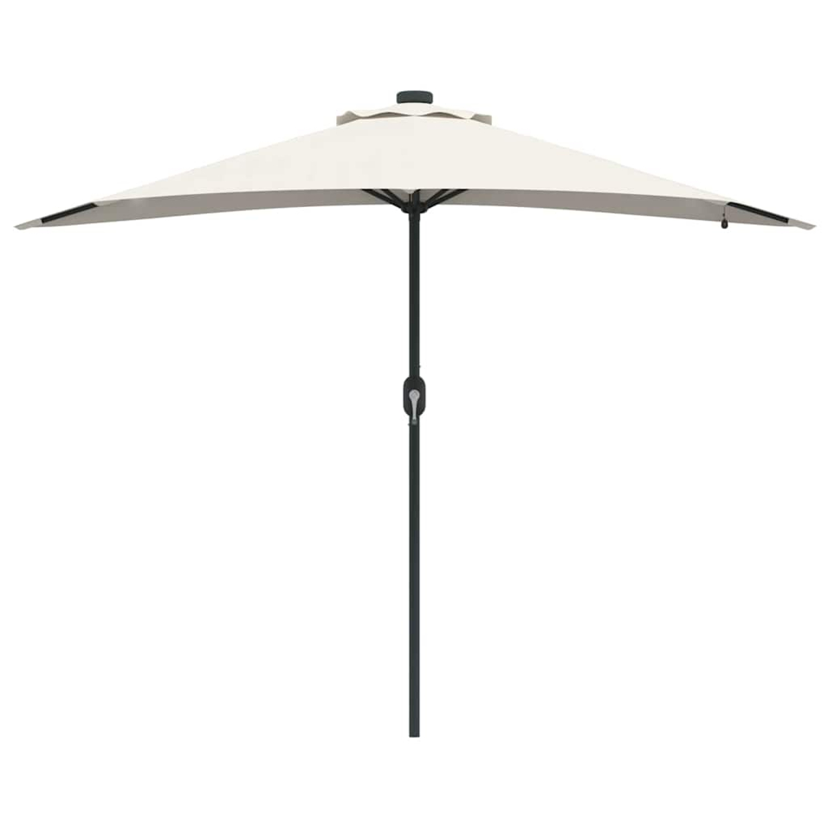 Un ombrellone da patio rettangolare color crema con un palo nero si erge su uno sfondo bianco. L'ombrellone è aperto.