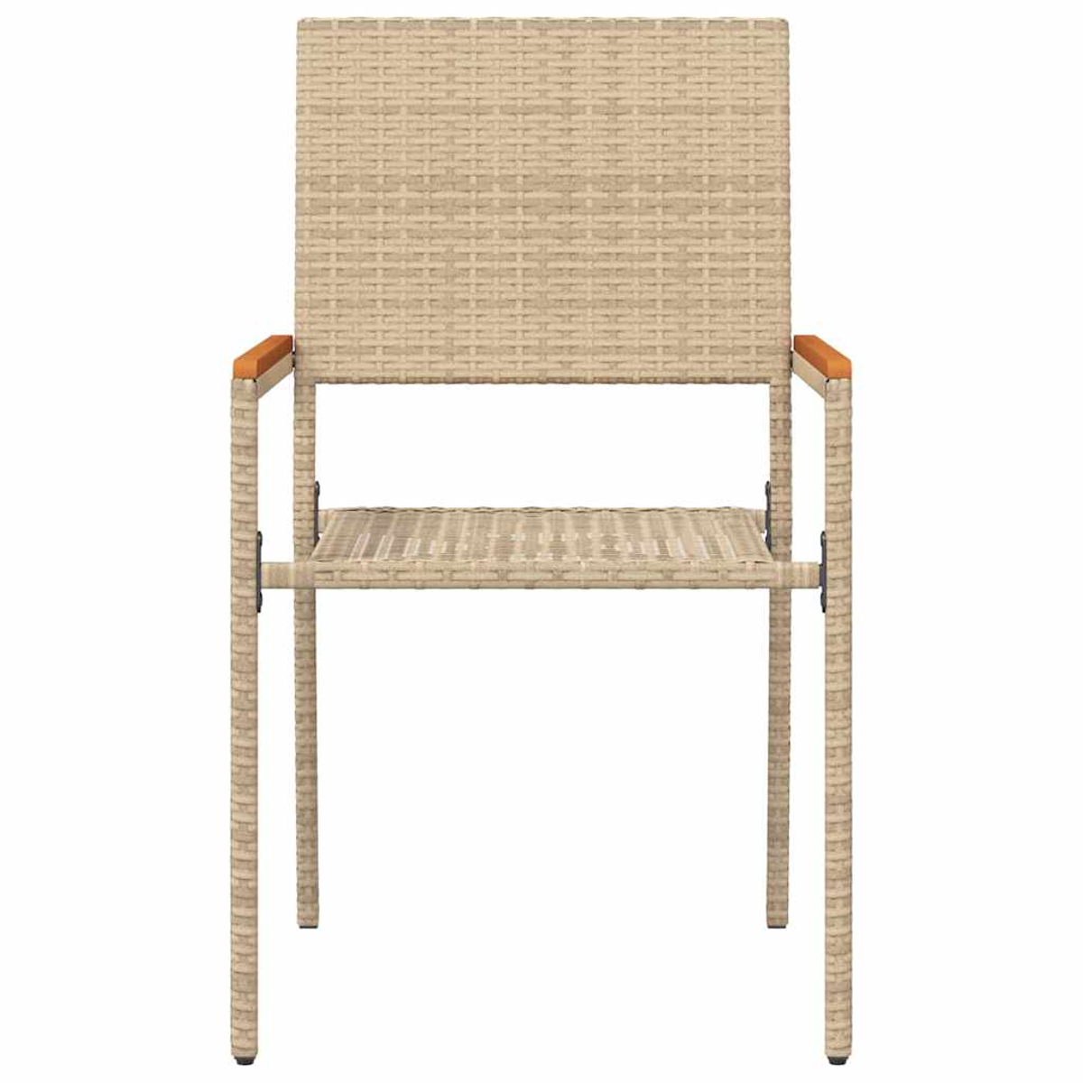 Ein beiger Outdoor-Stuhl mit gewebter Rückenlehne und Sitzfläche. Er hat Armlehnen aus Holz. Der Stuhl steht vor einem weißen Hintergrund.