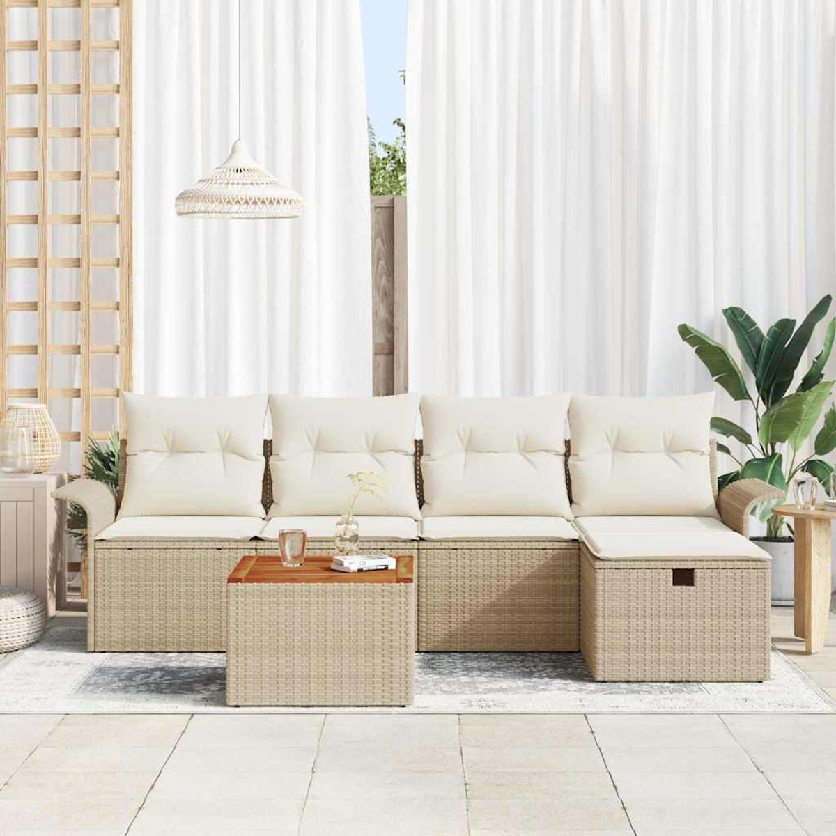 Beiges Outdoor-Ecksofa aus Korbgeflecht mit weißen Kissen, einem Holztisch und weißen Vorhängen im Hintergrund.