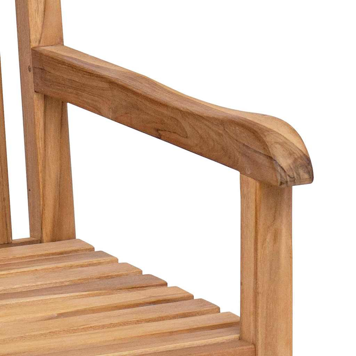 Nahaufnahme einer Holzarmlehne und eines Sitzes. Das Holz ist hellbraun. Die Armlehne ist geschwungen und hat eine glatte Oberfläche.