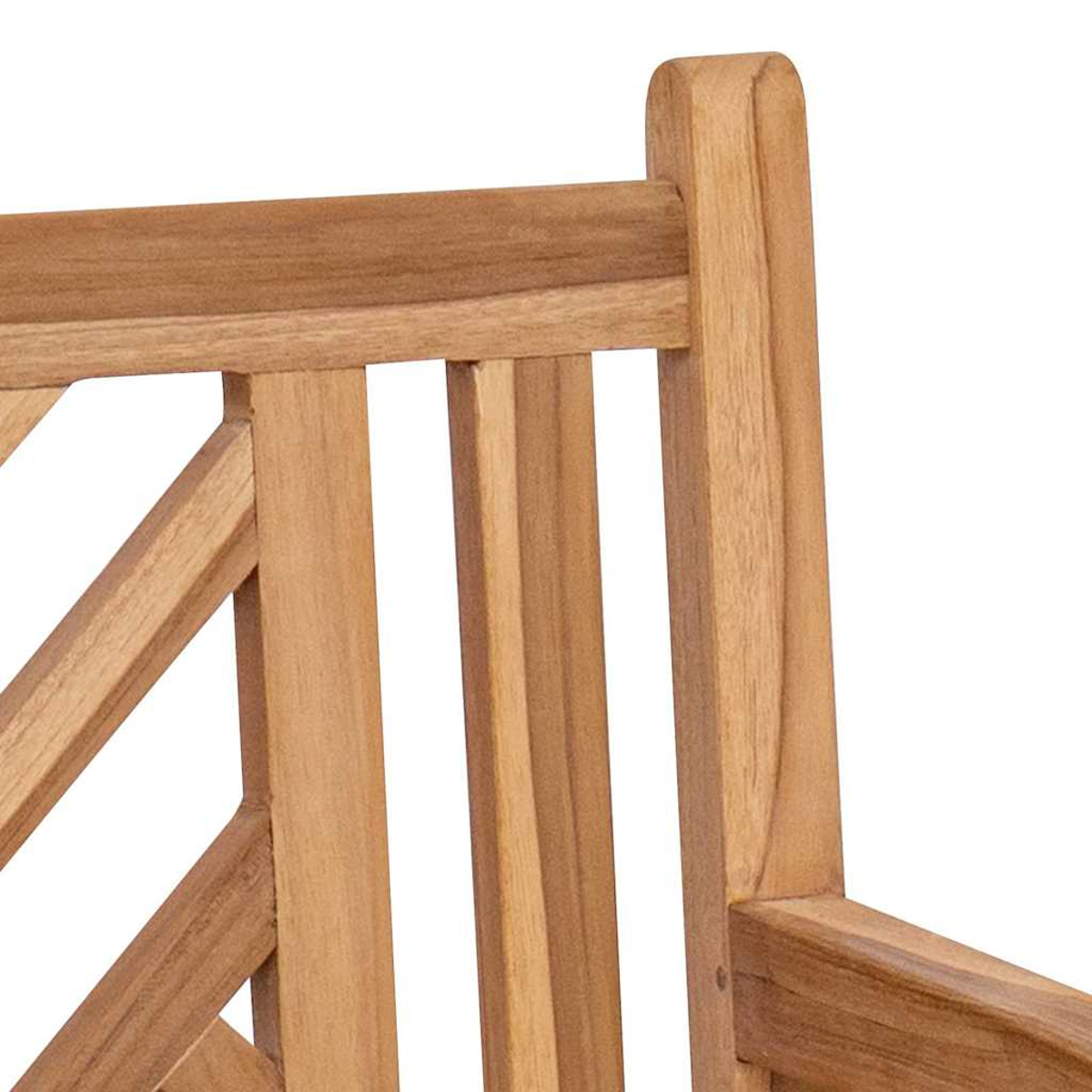 Nahaufnahme einer Holzstuhllehne. Der Stuhl ist aus hellbraunem Holz gefertigt. Das Design umfasst vertikale und diagonale Streben.