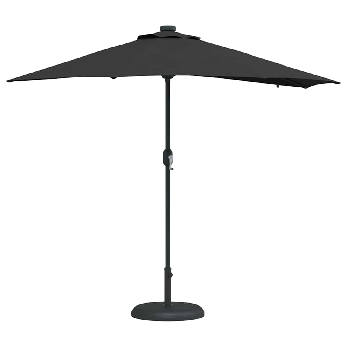 Un ombrellone nero da patio, con palo e base scuri, su sfondo bianco. L'ombrellone è aperto.