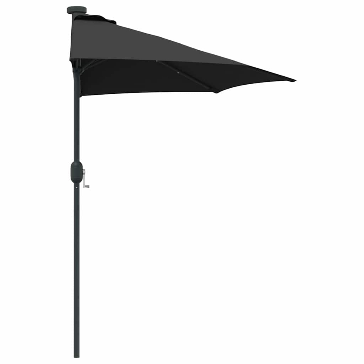 Viene mostrato un ombrellone da patio nero a mezzaluna. L'ombrellone è aperto, con la parte superiore nera e il palo nella parte inferiore.