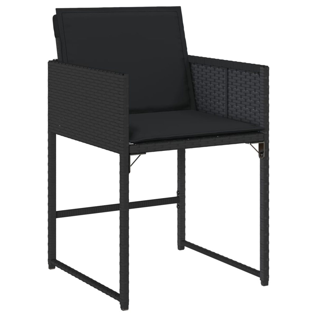 Una silla de mimbre negra con reposabrazos y cojín. Tiene asiento y respaldo cuadrados, y patas rectas.
