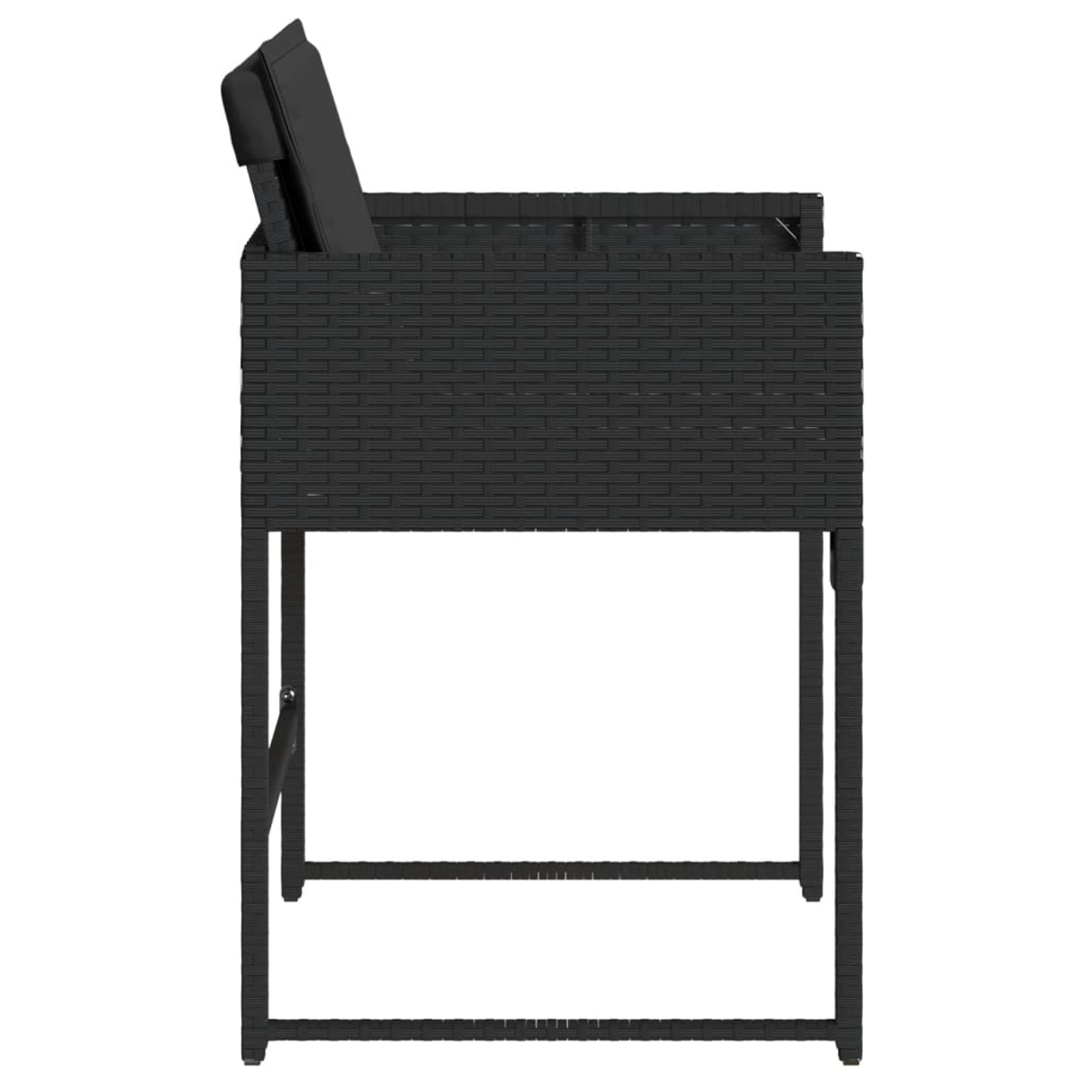 Vista lateral de una silla de mimbre negra con cojín. Tiene un asiento y respaldo rectangulares. Las patas metálicas sostienen la silla.
