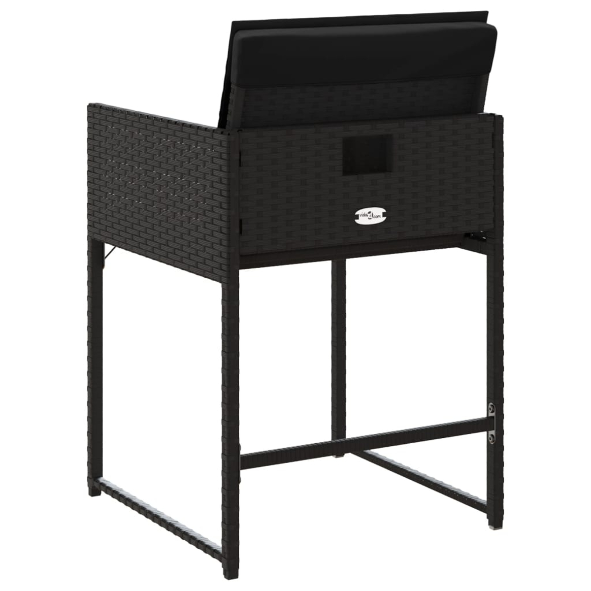Un taburete de bar de mimbre negro con un cojín negro. La silla tiene una estructura metálica. La parte trasera de la silla es visible.