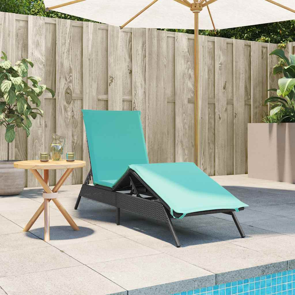 Eine türkisfarbene Chaiselongue steht in der Nähe eines kleinen Holztisches mit Getränken, unter einem weißen Schirm, in der Nähe eines Pools.
