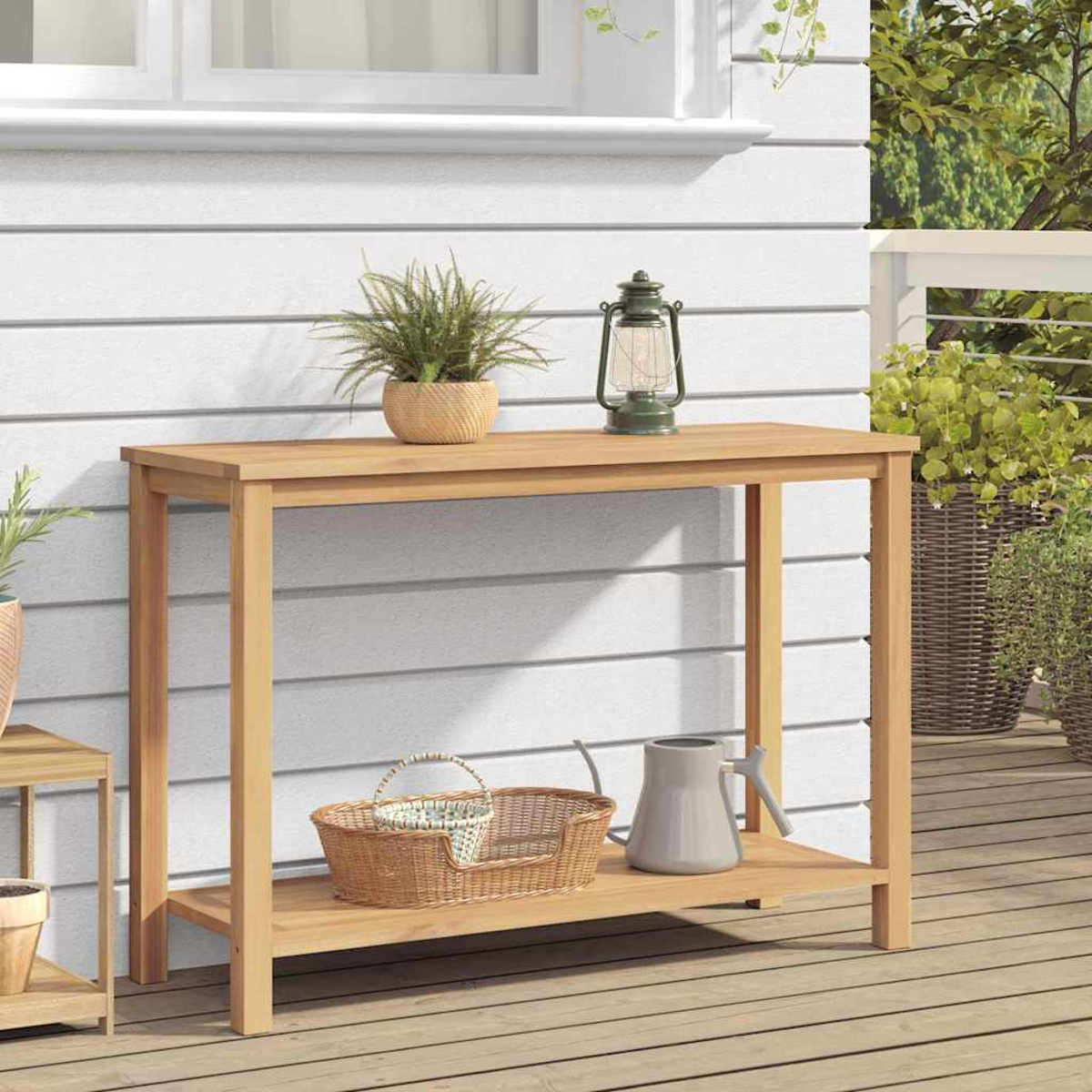 Mesa de madera con planta, linterna, cesta y regadera. Fondo blanco. Plantas en macetas.