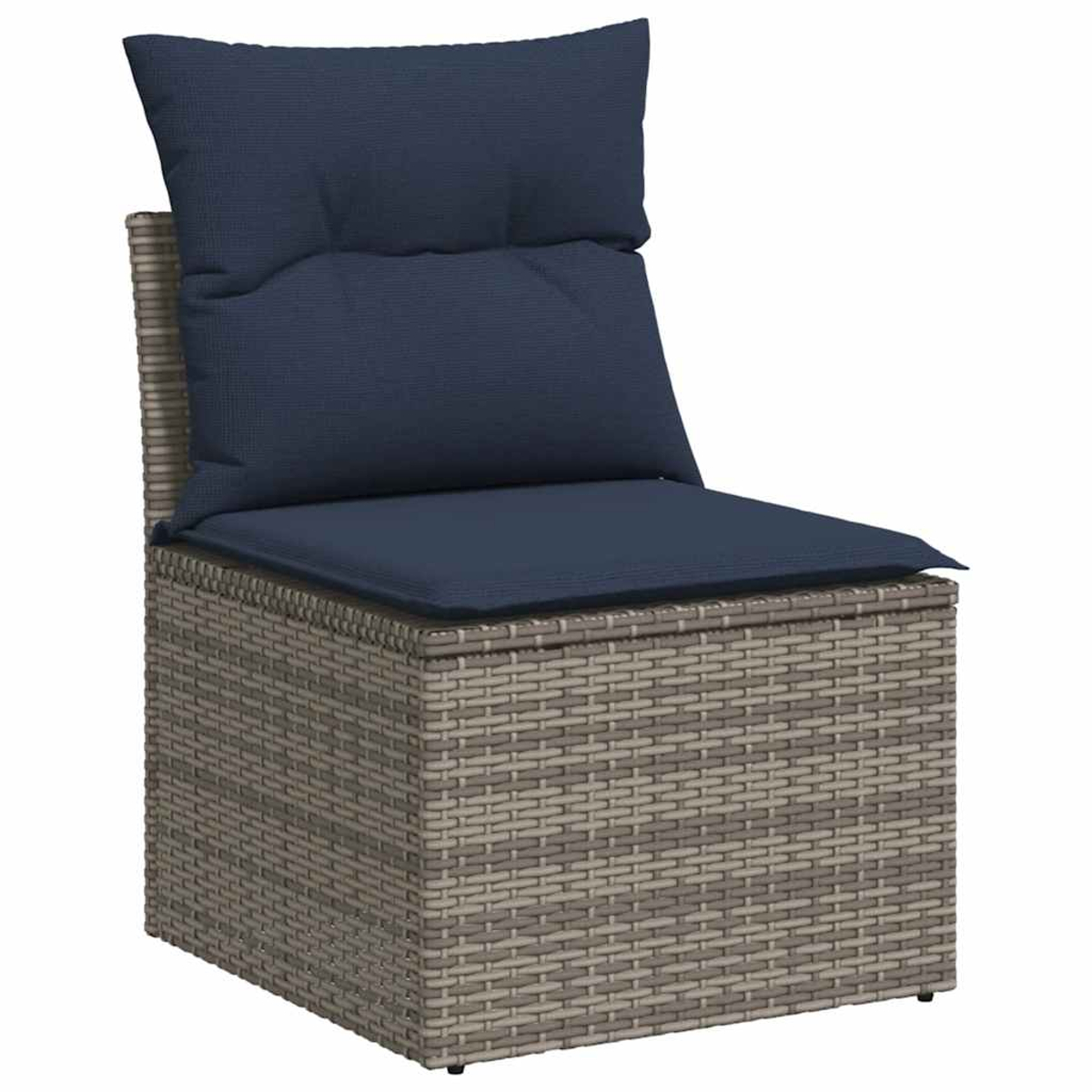 Ein grauer Rattanstuhl mit marineblauen Kissen. Der Stuhl hat ein Rückenkissen und ein Sitzkissen. Der Hintergrund ist schlicht weiß.