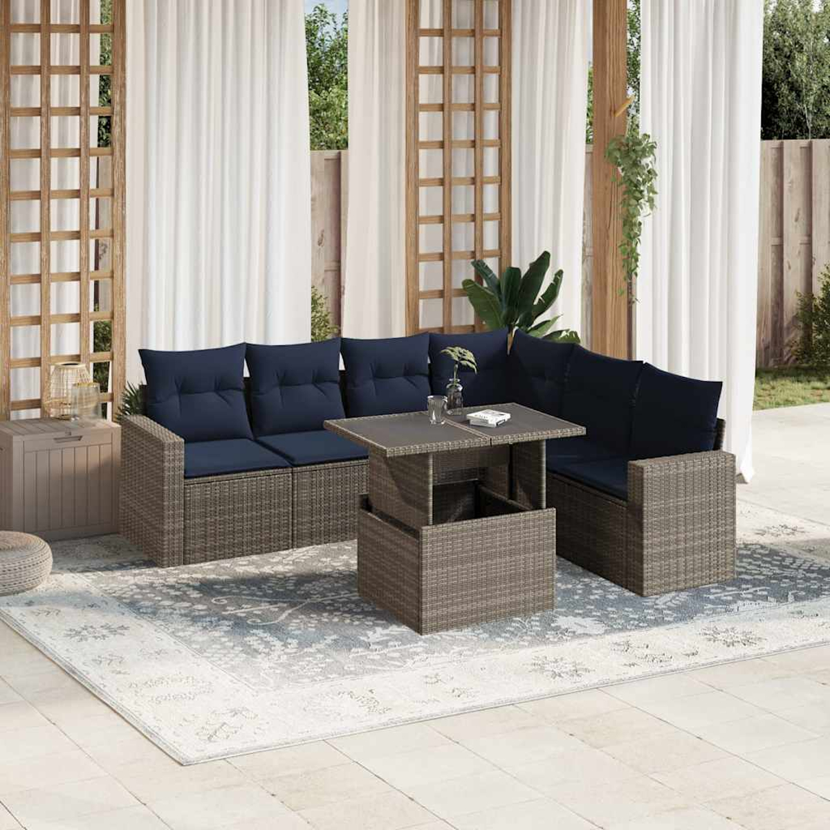 Terrassenset mit Sofa und Eckplatz mit blauen Kissen. Ein Tisch steht in der Mitte. Weiße Vorhänge und Holzgitter im Hintergrund.