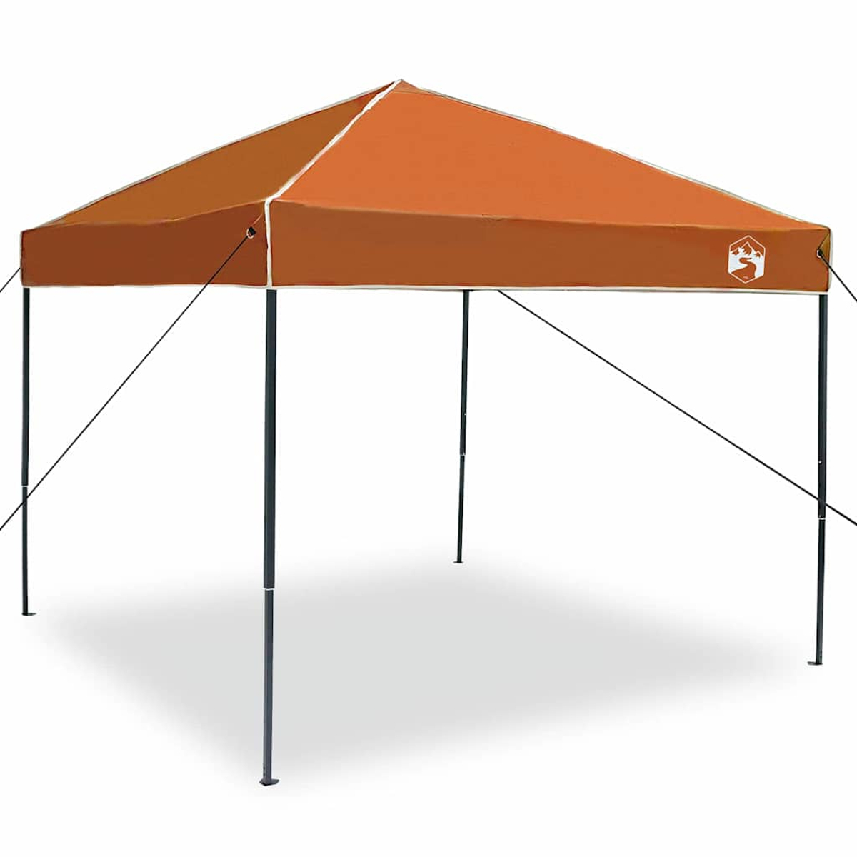 Ein orangefarbenes Zelt mit schwarzen Stangen. Auf einer Seite ist ein Logo zu sehen. Das Zelt steht auf weißem Hintergrund.
