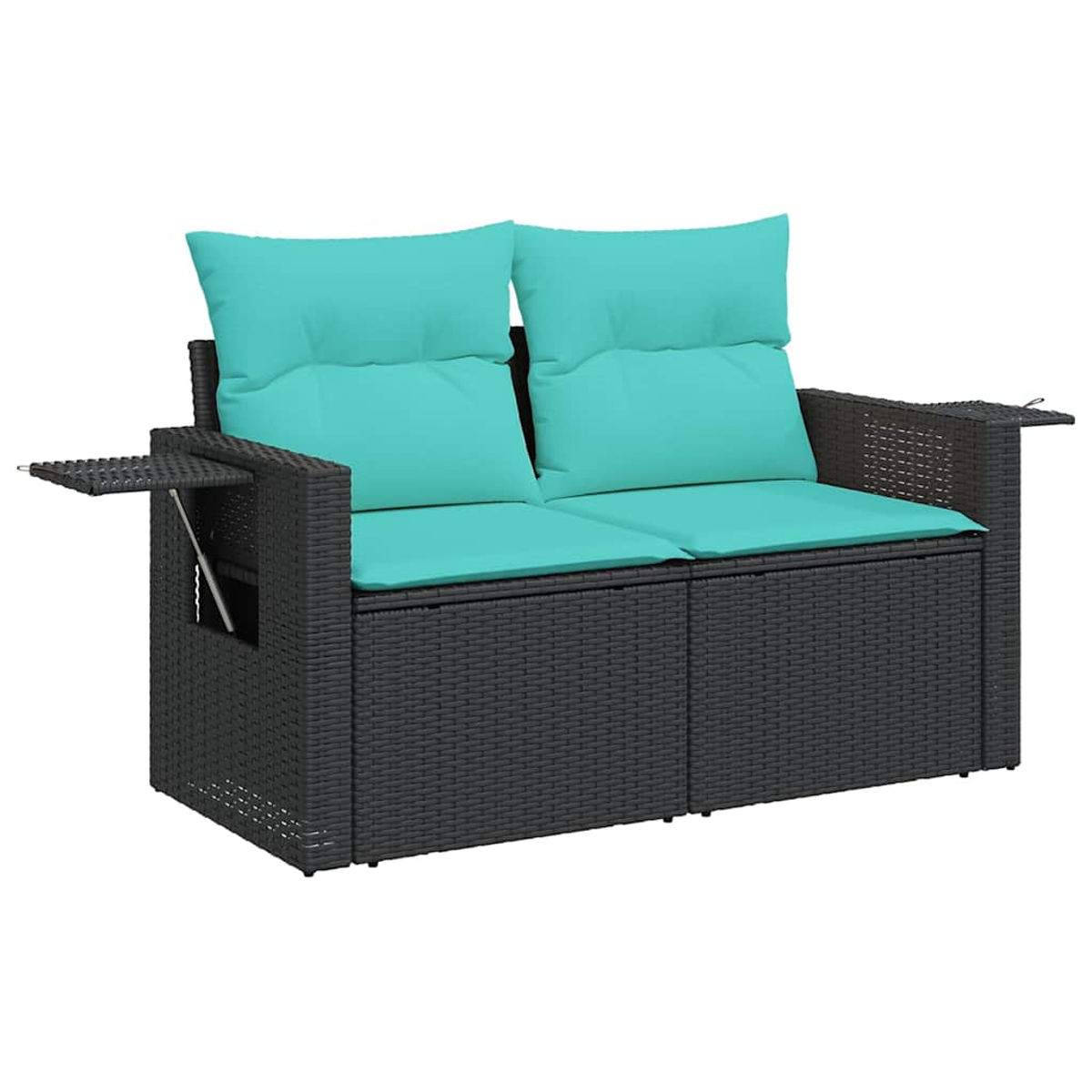 Dunkelgraues Korbmöbel-Sofa mit zwei türkisfarbenen Kissen und Polstern. Es hat Beistelltische an jeder Armlehne. Weißer Hintergrund.