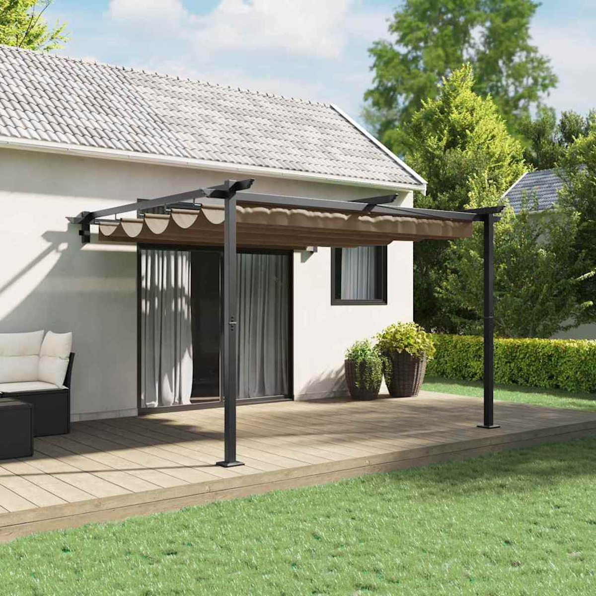 Eine Terrasse mit Pergola, Haus im Hintergrund. Braune Markise, Holzdeck, grünes Gras und Topfpflanzen. Klarer Himmel.