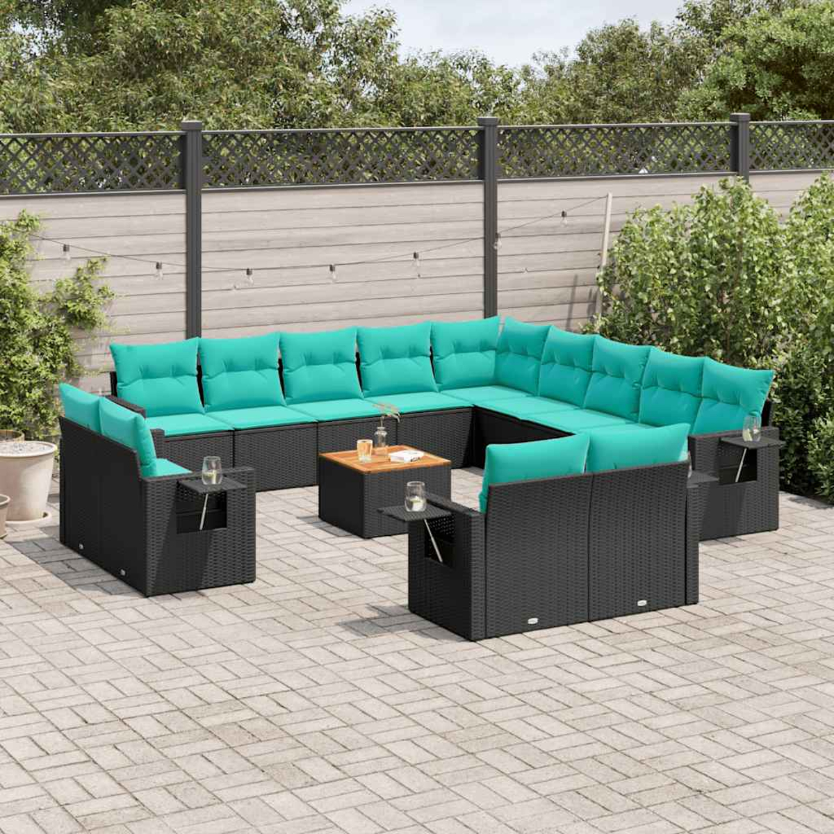 Outdoor-Ecksofa mit türkisfarbenen Kissen. Enthält Beistelltische und einen kleinen Holztisch. Auf einer Ziegelterrasse.