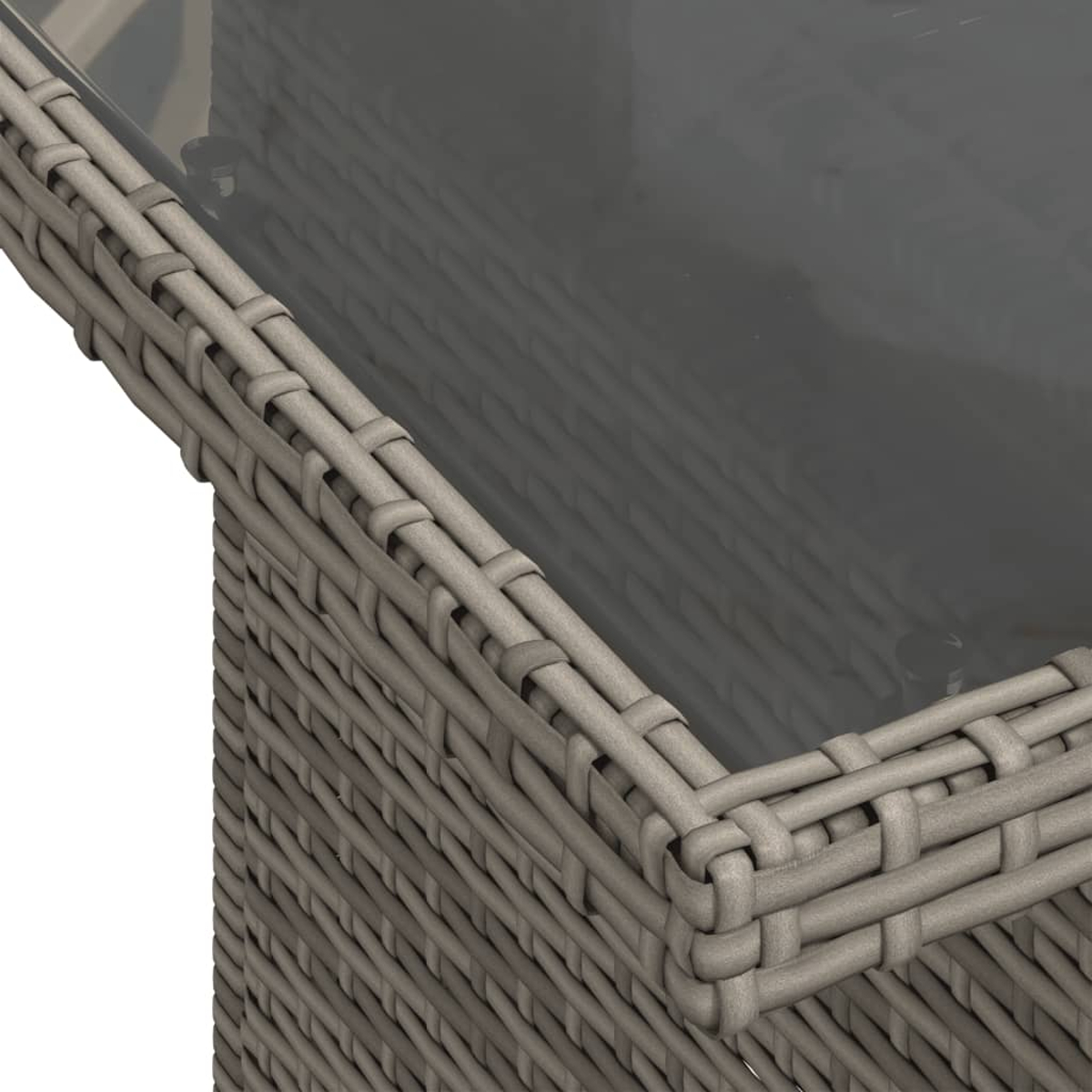 Nahaufnahme eines grauen Korbtisches mit Glasplatte. Die Ecke ist sichtbar und zeigt die Textur des Geflechts.