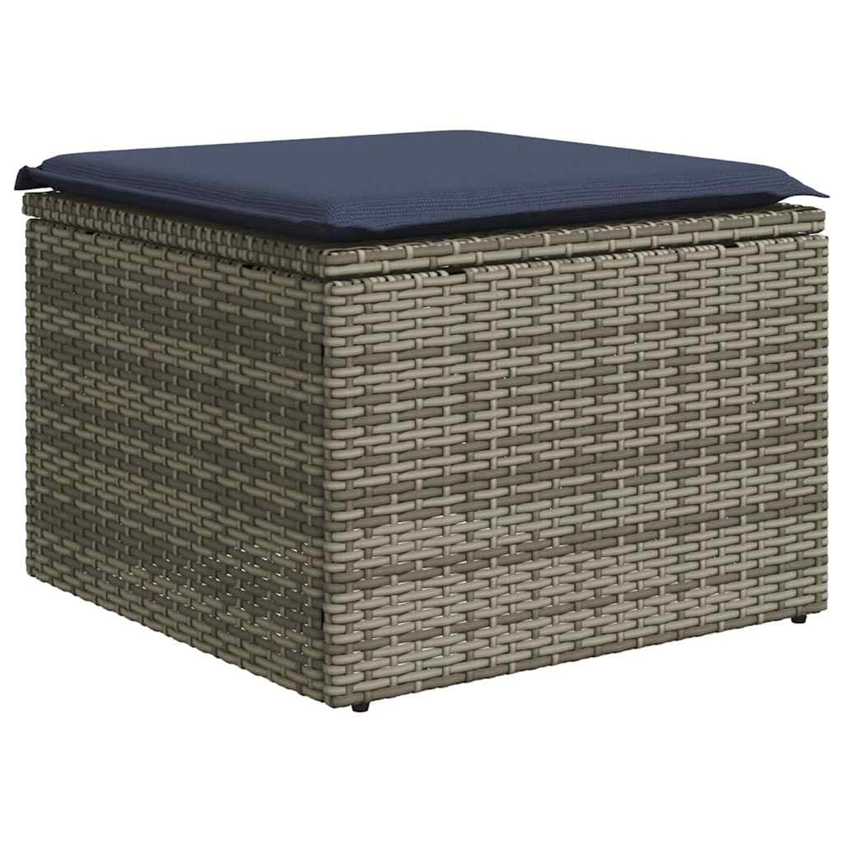 Quadratischer Hocker im Korbstil mit marineblauem Kissen. Die Webstruktur ist grau und beige.