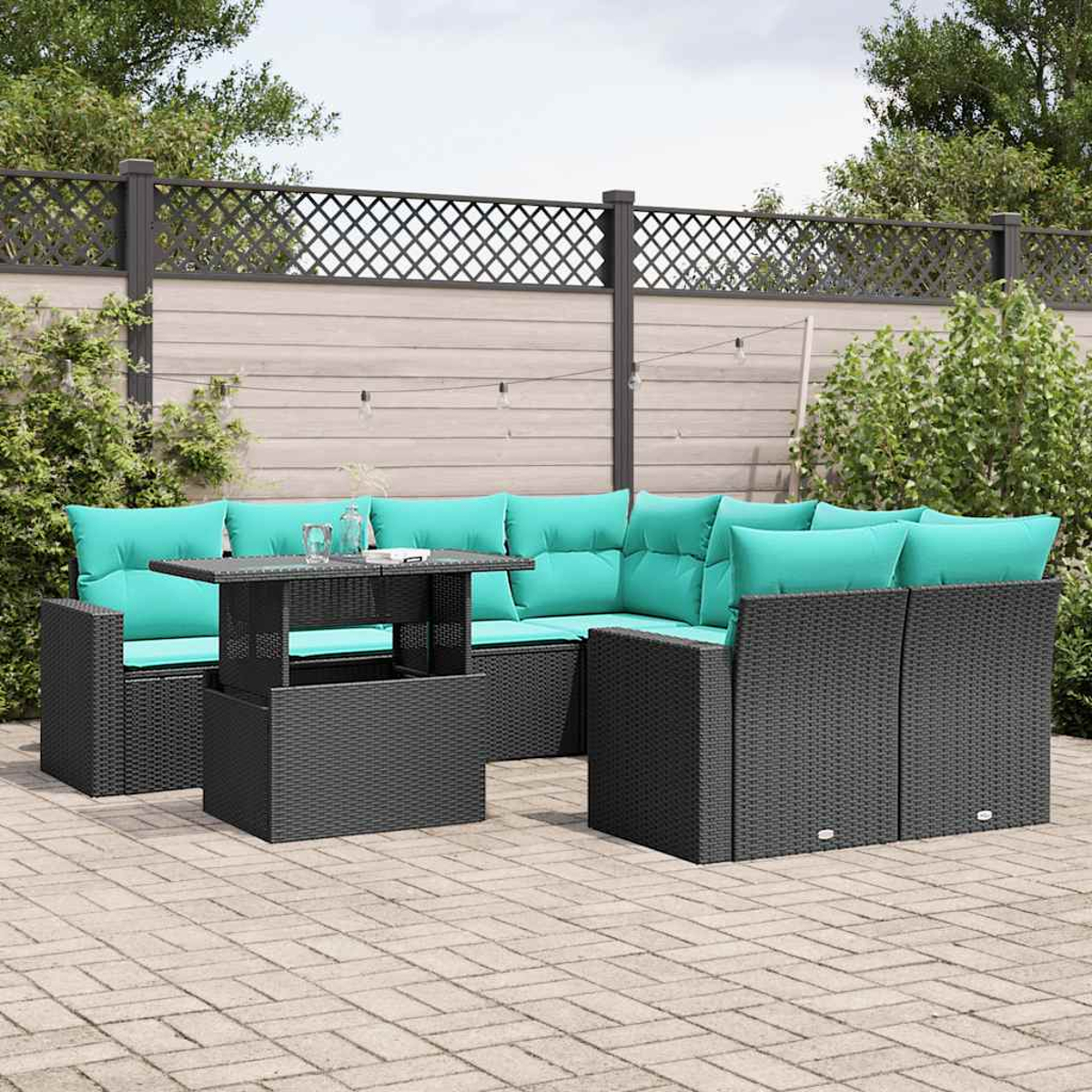 Gartenmöbel-Set aus Korbgeflecht mit türkisfarbenen Kissen und passendem Tisch auf einer Ziegelterrasse. Im Hintergrund ein Zaun und Grün.