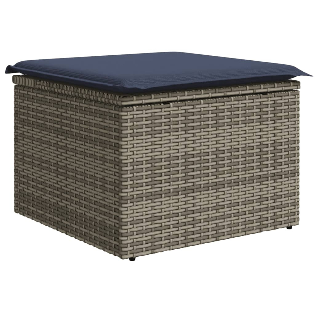 Quadratische Rattan-Ottomane mit marineblauem Kissen. Die Ottomane ist hellbraun und steht auf kleinen schwarzen Füßen.