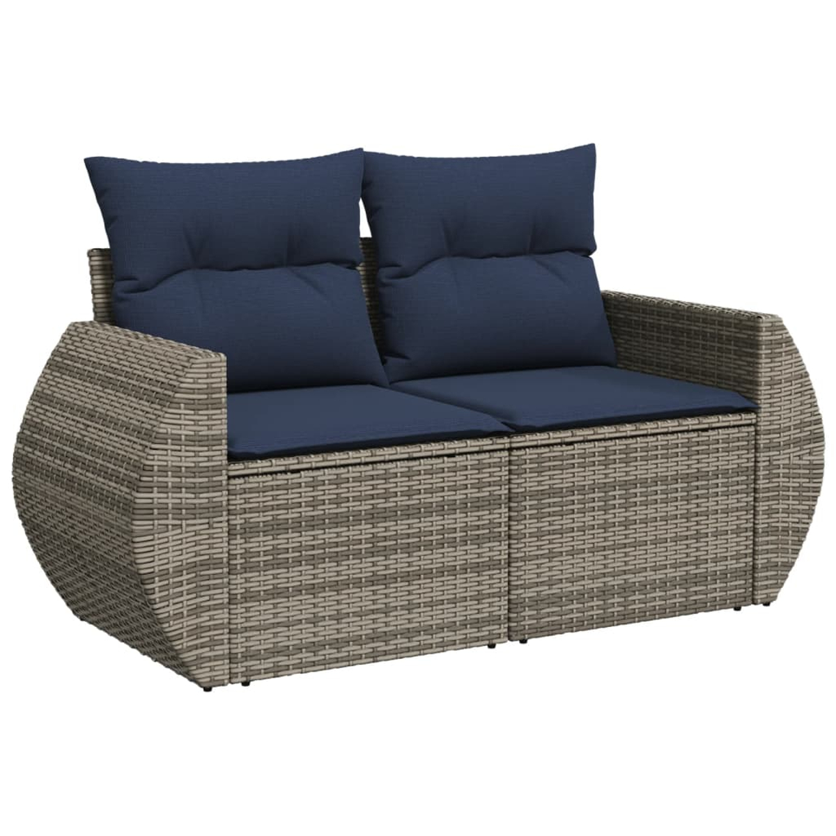 Ein Zweisitzer-Rattansofa mit blauen Kissen. Das Sofa besteht aus hellbraunem, gewebtem Material.