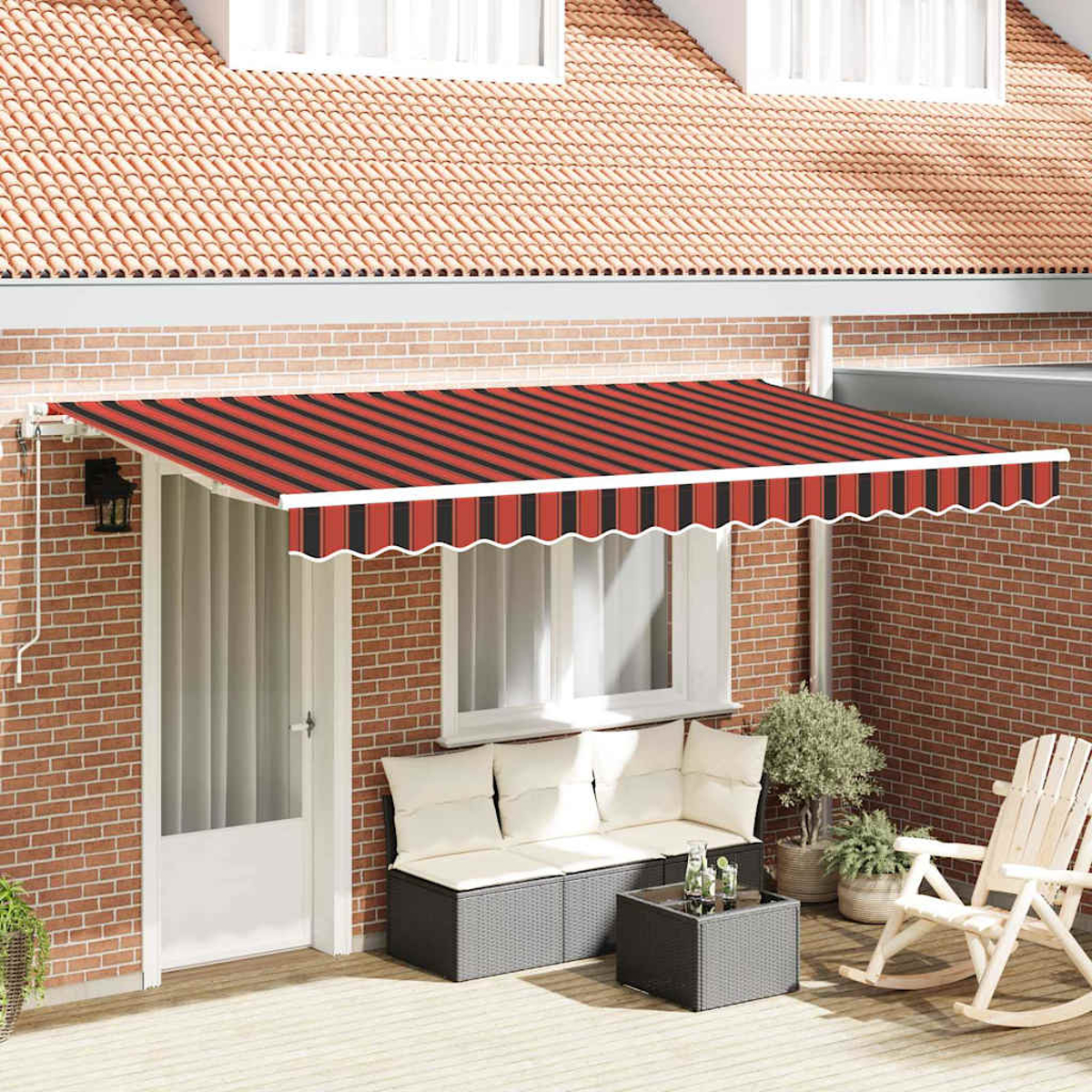 Ein rot-schwarz gestreifter Markise bedeckt eine Terrasse mit weißer Tür, Sofa, Tisch, Pflanzen und Schaukelstuhl.