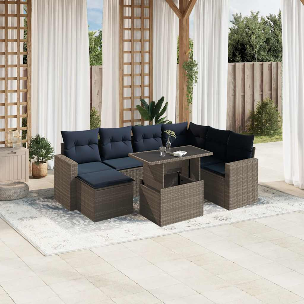 Terrassenset im Freien mit braunen Korbmöbeln, marineblauen Kissen und einem Tisch. Weiße Vorhänge und ein Teppich sind ebenfalls vorhanden.