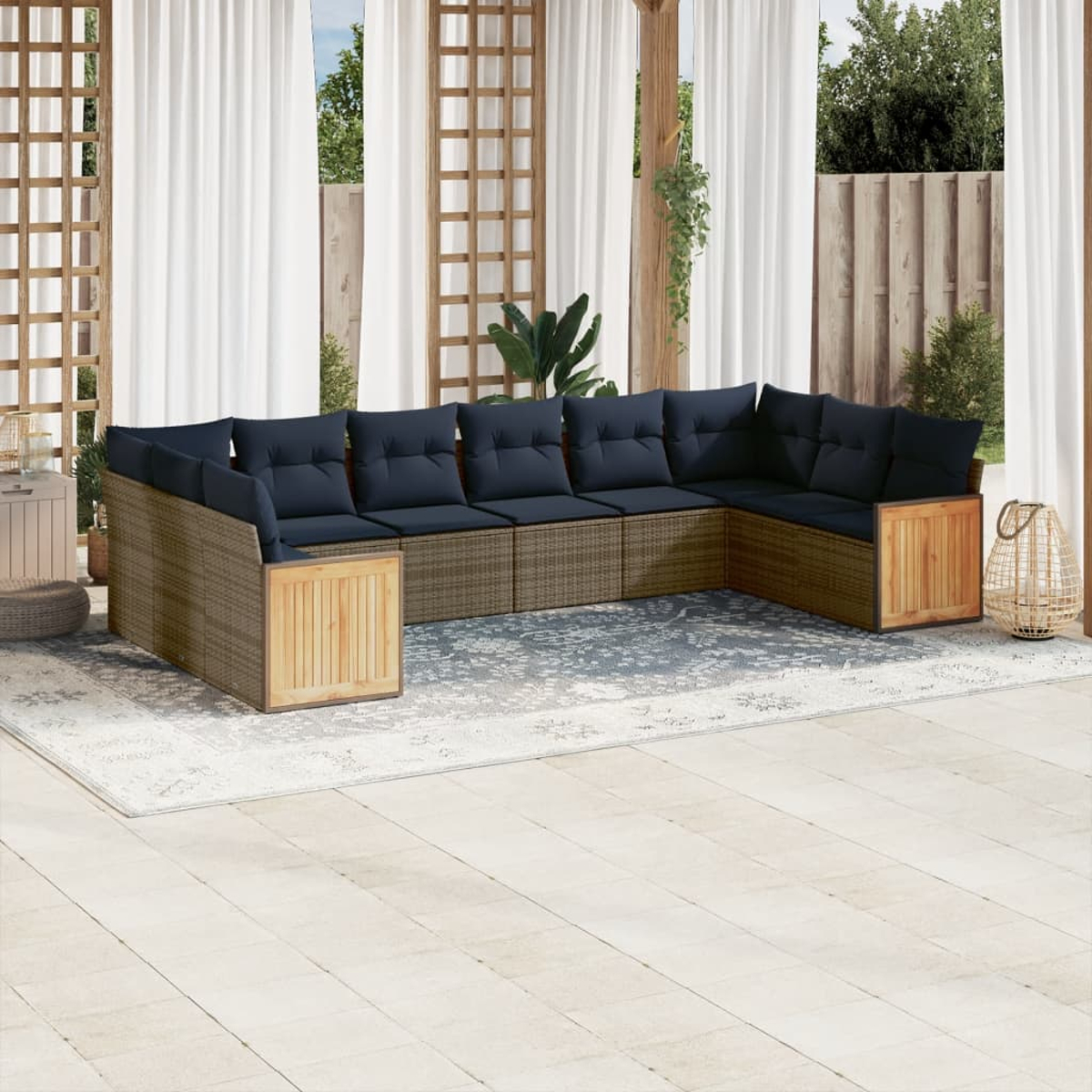 Ein Ecksofa mit blauen Kissen im Freien steht auf einem Teppich. Weiße Vorhänge und Holzstrukturen im Hintergrund.