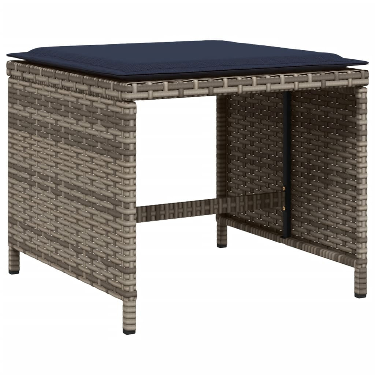 Ein quadratischer Beistelltisch im Rattan-Stil mit einem marineblauen Kissen. Der Tisch ist in Braun- und Grautönen gehalten.