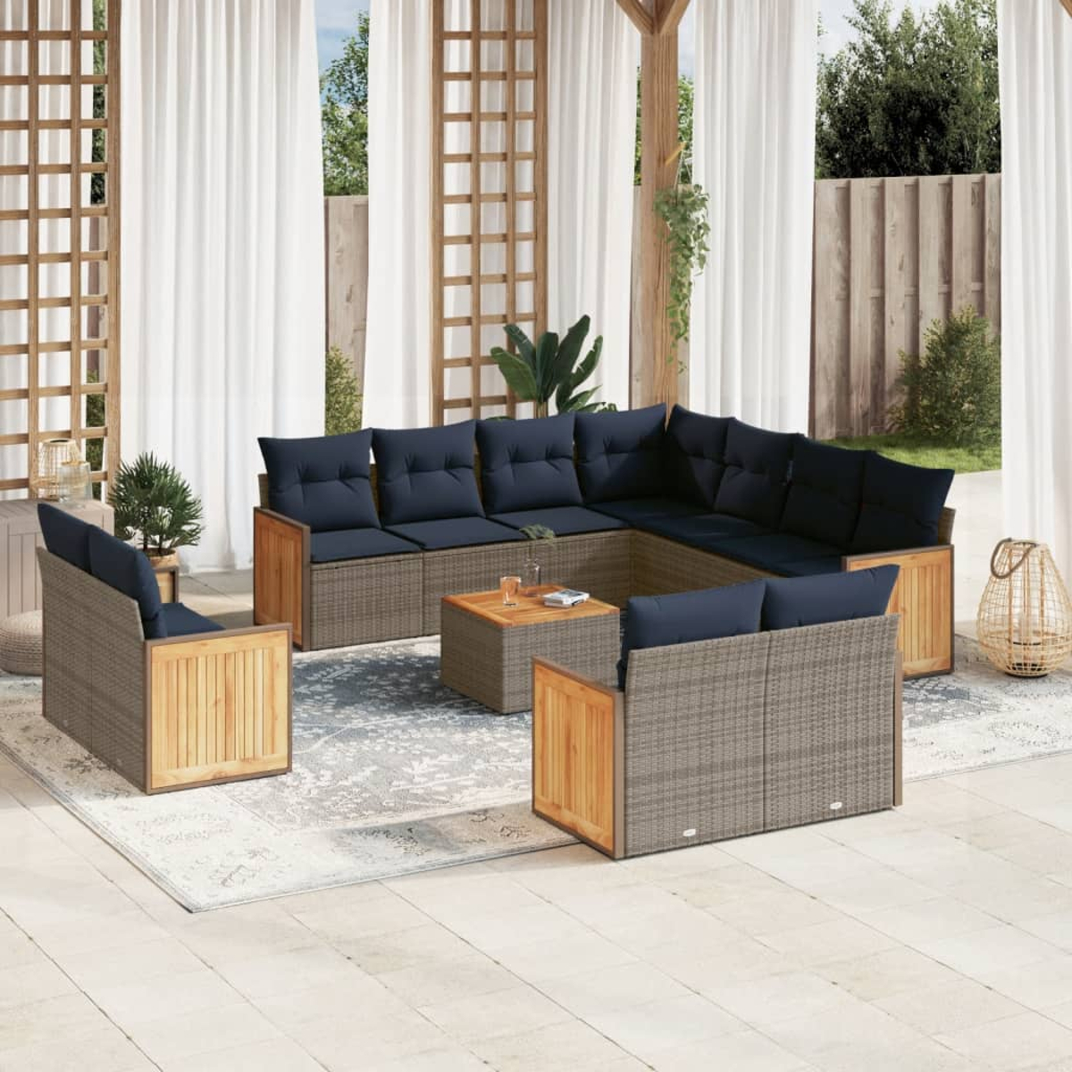Outdoor-Sitzbereich mit großem Ecksofa, zwei Sesseln und einem Couchtisch. Blaue Kissen, Holzakzente und weiße Vorhänge.