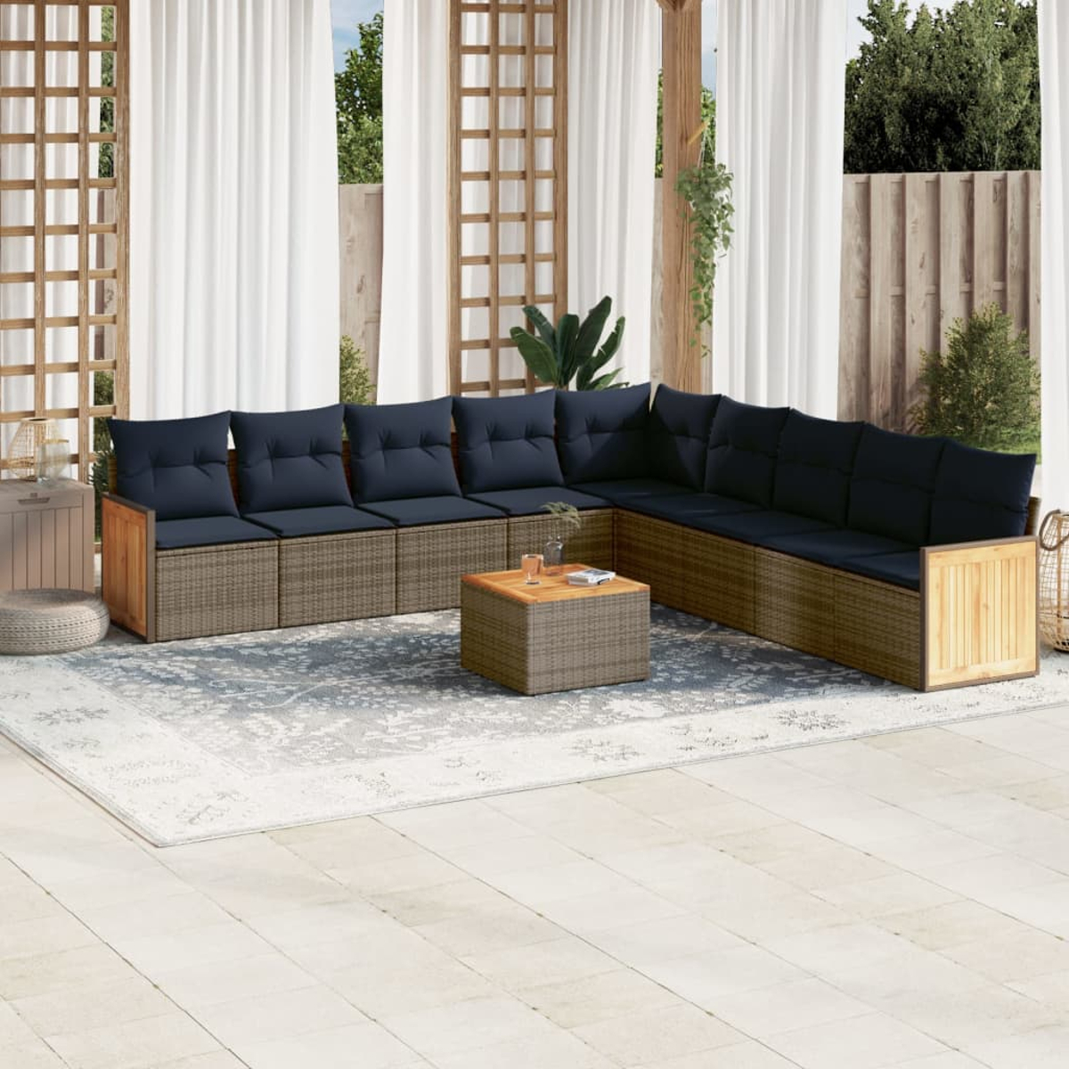 Outdoor-Ecksofa mit marineblauen Kissen und einem gewebten Unterbau. Davor steht ein passender Couchtisch. Die Szene ist eine Terrasse mit Teppich.
