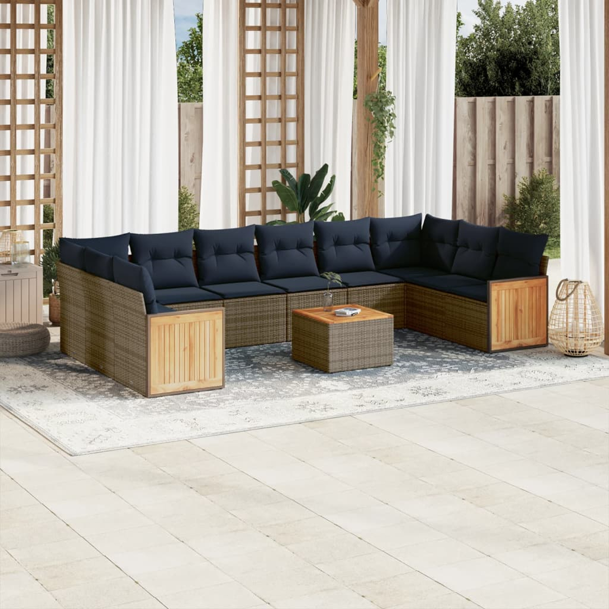Outdoor-Ecksofa mit marineblauen Kissen, Holztisch und Vorhängen. Auf einer Terrasse mit Teppich.