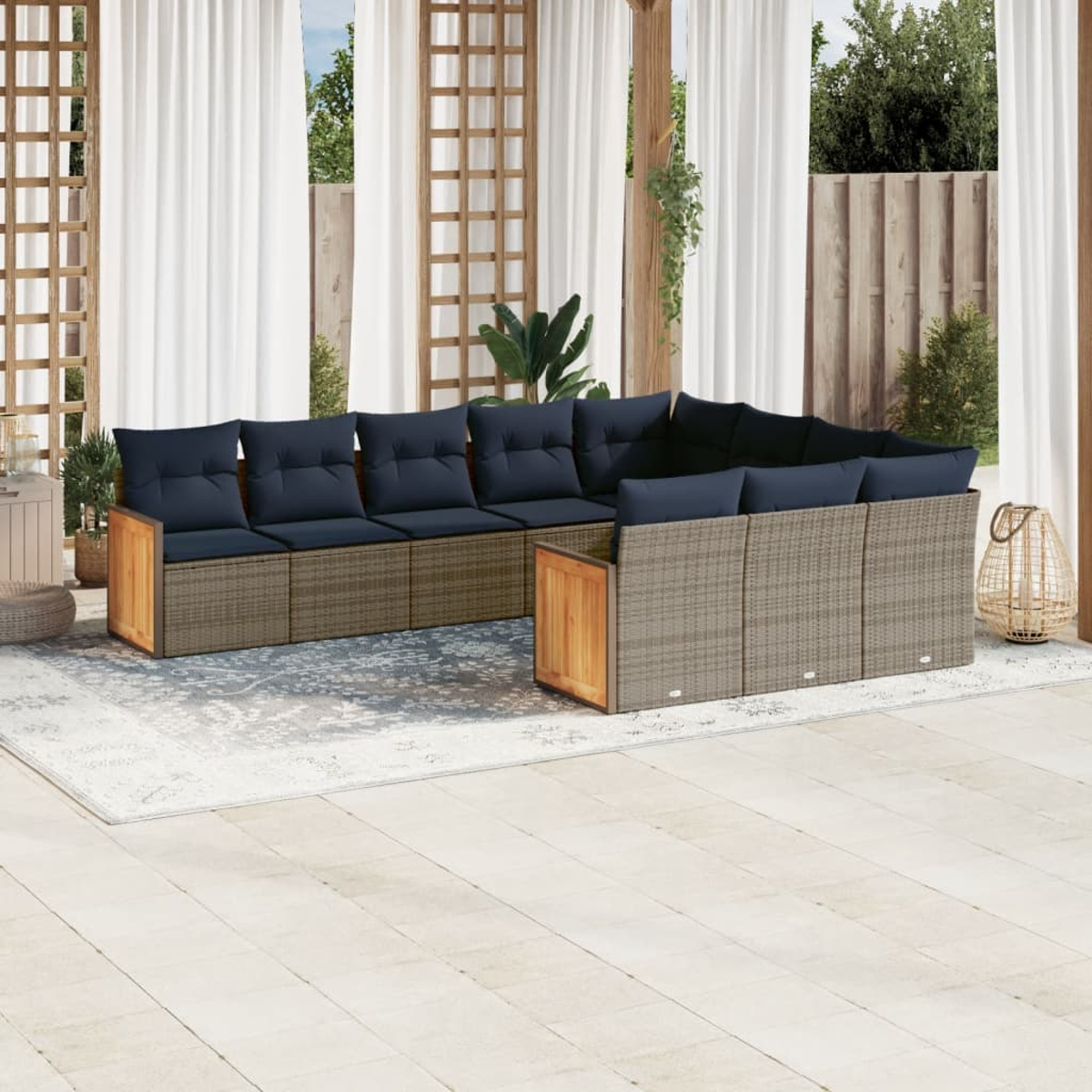 Sofá seccional al aire libre con cojines azules en un patio. Detrás, cortinas y estructura de madera con plantas y valla.
