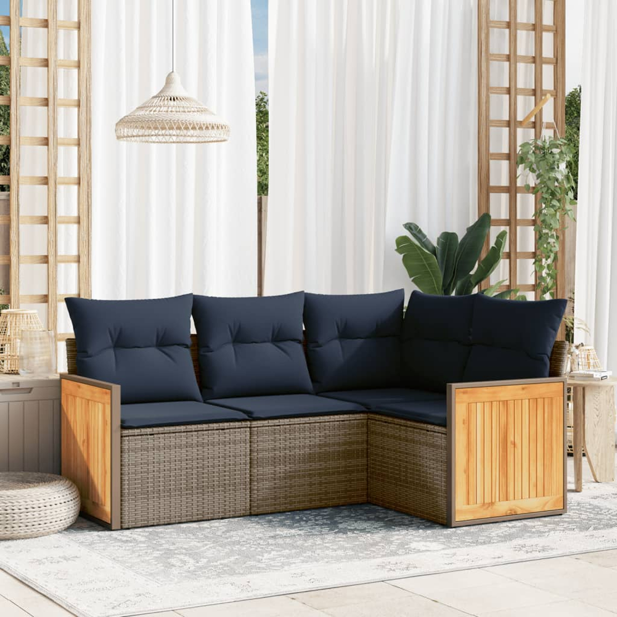 Ecksofa im Freien mit marineblauen Kissen. Holzakzente und gewebte Basis. Weiße Vorhänge und eine Hängeleuchte im Hintergrund.
