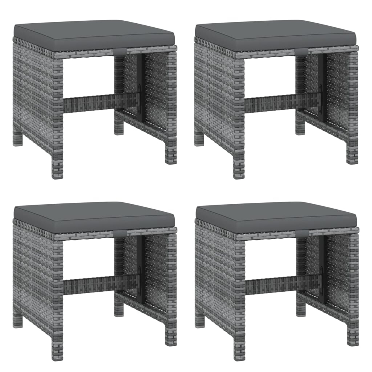 Vier graue Rattan-Hocker mit quadratischen Sitzen und grauen Kissen sind in einer quadratischen Formation auf weißem Grund angeordnet.
