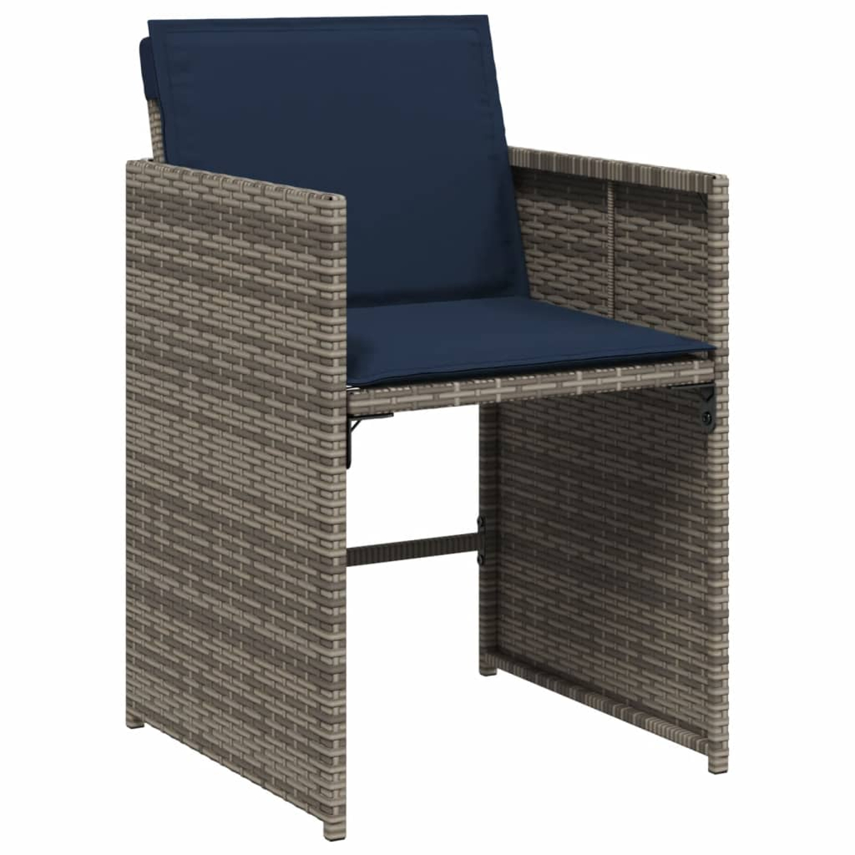 Ein Korbstuhl mit einem marineblauen Kissen auf Sitz und Rückenlehne. Der Stuhl besteht aus braunem Korbmaterial.