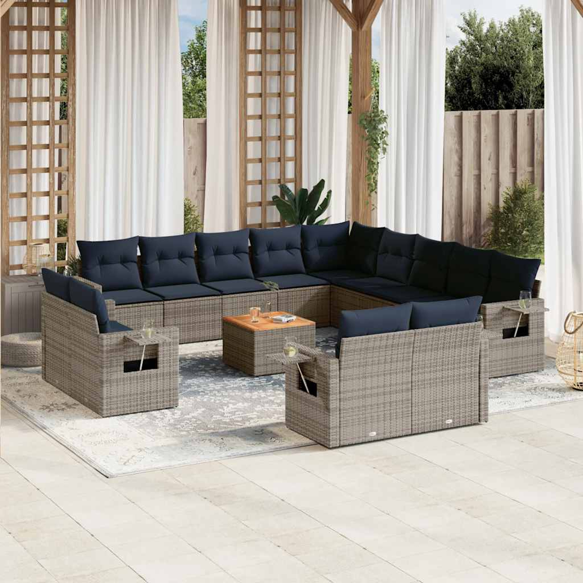 Outdoor-Ecksofa mit marinefarbenen Kissen. Ein kleiner Holztisch und zwei Stühle mit Getränkehaltern stehen auf einem Teppich.